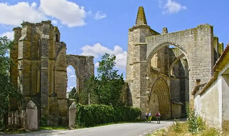Las ruinas del Convento de San Antón en Castrojeriz, con el arco bajo el que pasa la carretera
