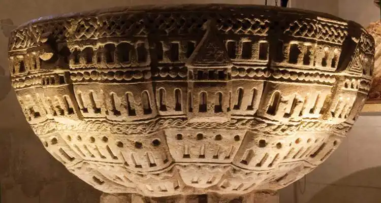 Pila bautismal románica del siglo XII en Redecilla del Camino, primer pueblo burgalés del Camino