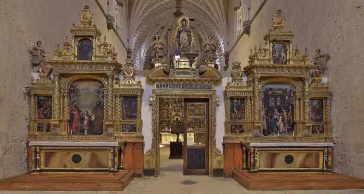 Interior de la nave de la iglesia de la Cartuja de Miraflores con sus bóvedas estrelladas