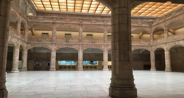 El patio porticado de la Casa del Cordón con sus arcos góticos sobre pilares octogonales