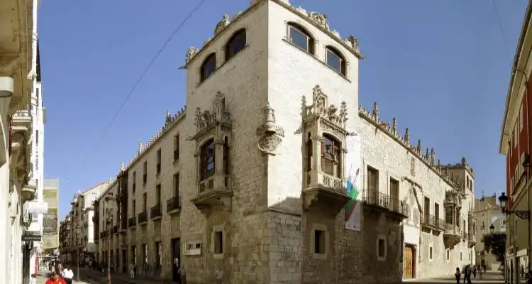 Torres de la Casa del Cordón flanqueando la fachada principal