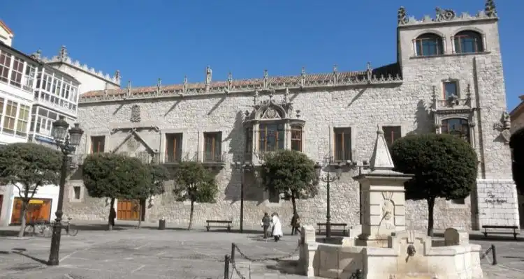 Vista general de la Casa del Cordón en la plaza