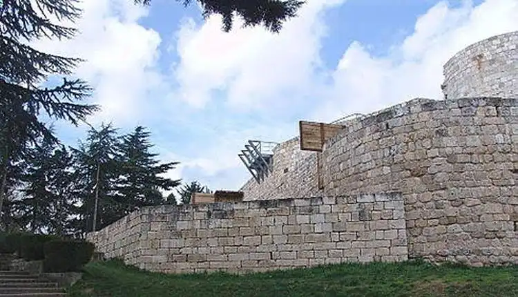 Vista del exterior del Castillo de Burgos desde el camino de subida