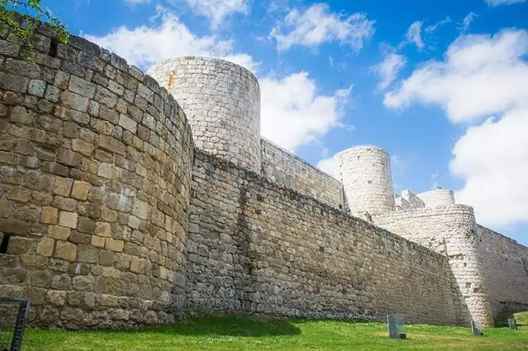 Restos de la muralla almenada del Castillo de Burgos con sus torres