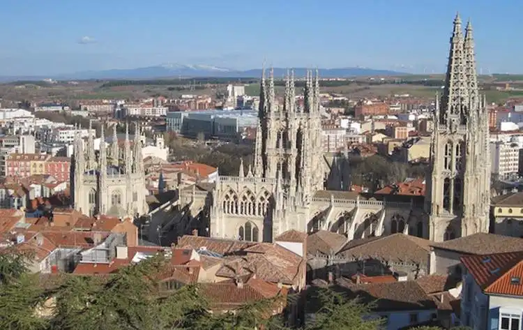 Vista panorámica de Burgos y la Catedral desde el mirador del Castillo