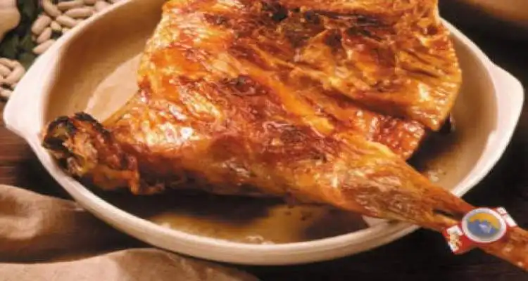 Cordero lechal asado en horno de leña, plato tradicional de Burgos