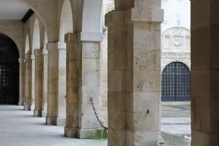 Patio de Romeros del Hospital del Rey con sus arcos renacentistas