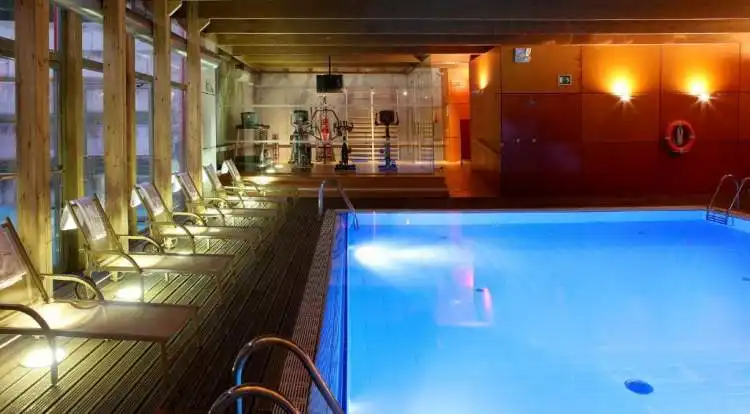 Piscina climatizada interior del Hotel Abba Burgos
