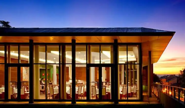 Terraza acristalada del restaurante Abba Mía con vistas a Burgos