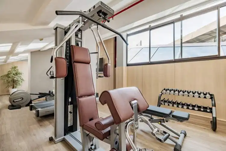 Gimnasio del Hotel AC Burgos con equipamiento cardiovascular