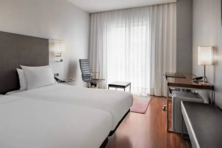 Habitación del Hotel AC Burgos by Marriott con suelo de madera