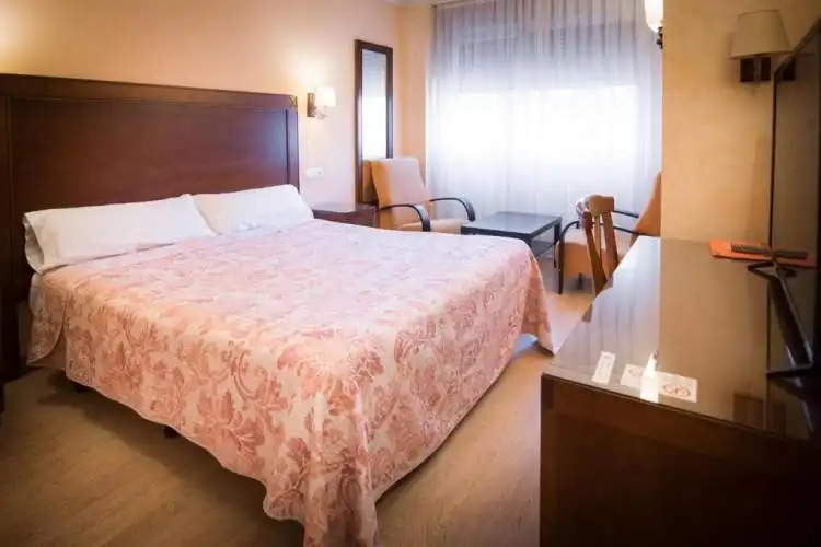 Segunda habitación del Hotel Abadía con suelo de madera