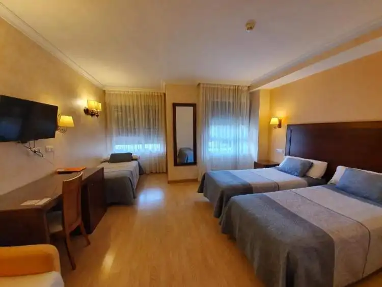 Habitación del Hotel Abadía Burgos Camino Santiago con decoración moderna