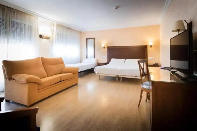 Habitación con bañera de hidromasaje del Hotel Abadía