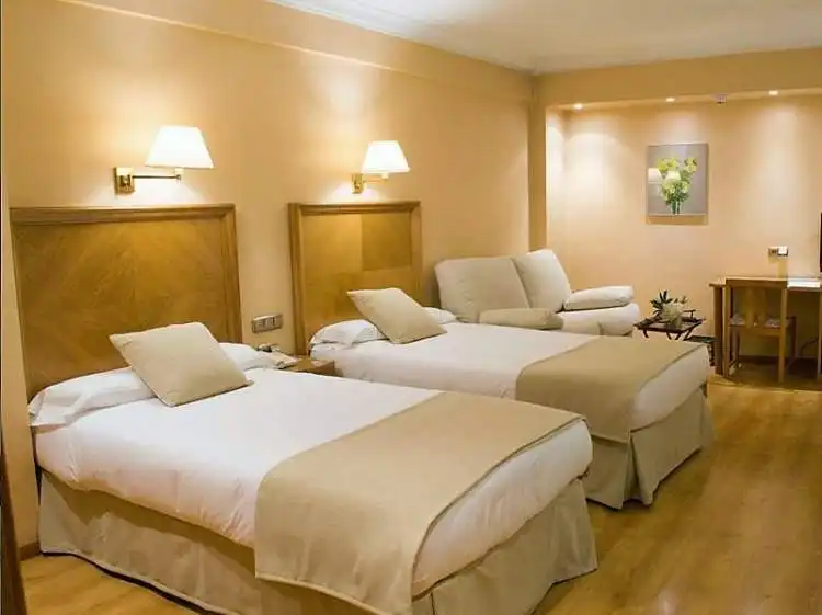 Habitación del Hotel Almirante Bonifaz con suelo de parquet