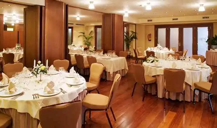 Restaurante del Hotel Almirante Bonifaz con cocina castellana y productos gourmet