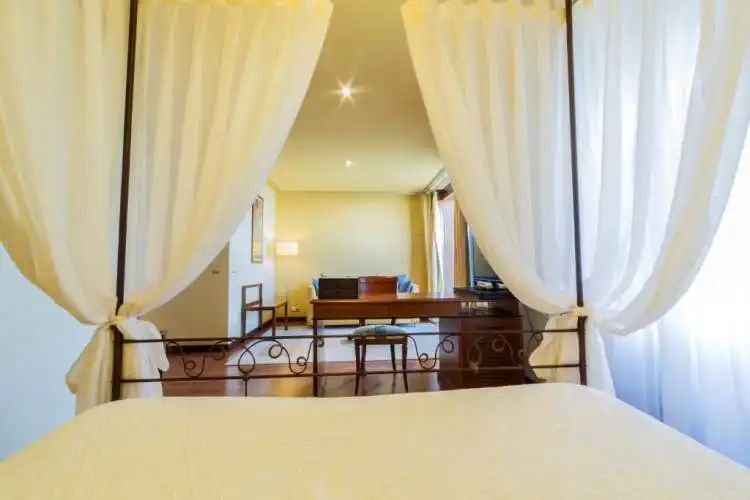 Habitación del Hotel Azofra con suelo de madera