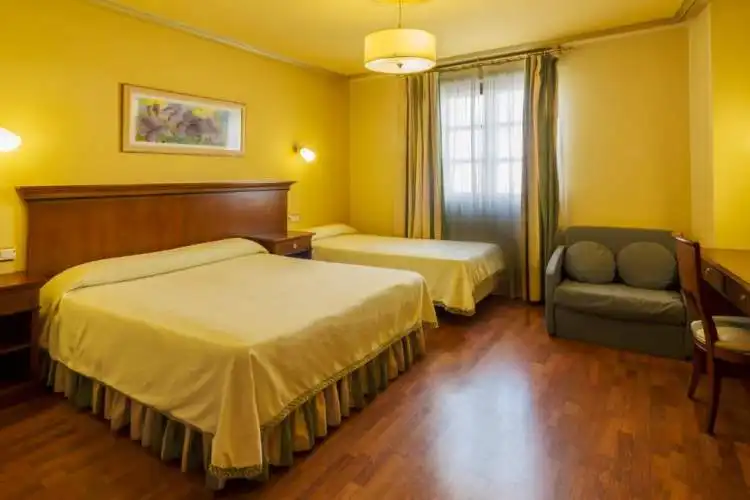 Habitación abuhardillada del Hotel Azofra, Burgos