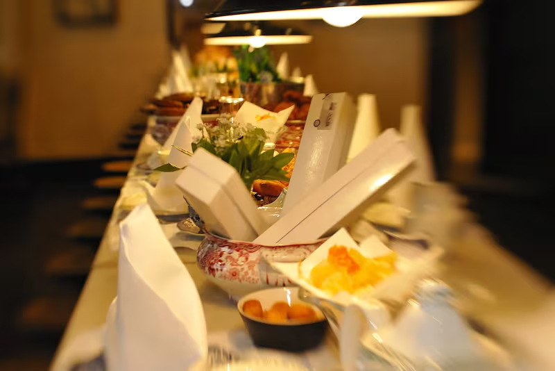 Comedor del Hotel Landa con buffet y mise en place elegante