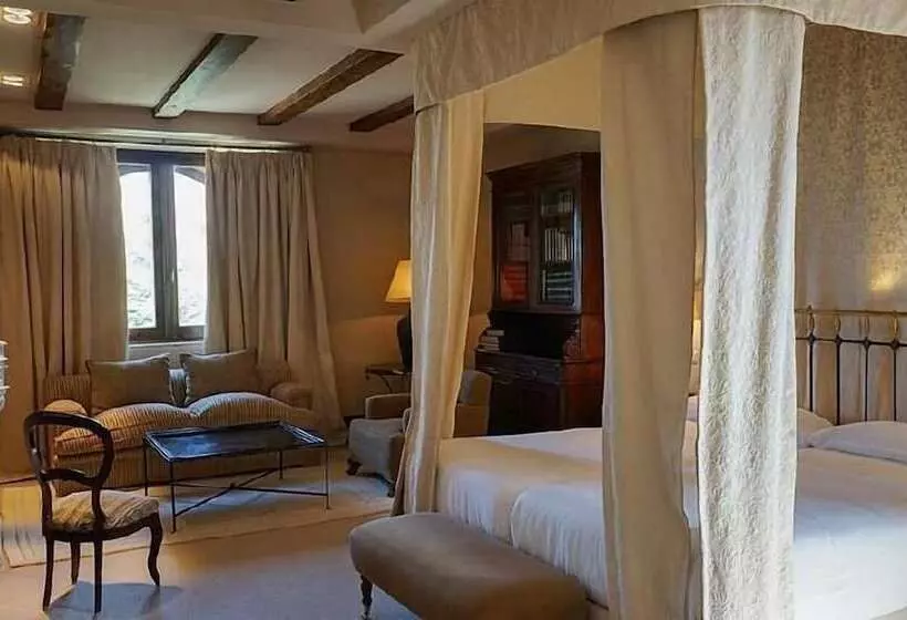 Habitación del Hotel Landa con cama de dosel y vigas de madera, estilo castellano