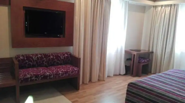 Segunda habitación del Hotel Los Braseros con suelo de parquet