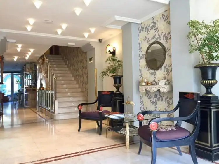 Fachada del Hotel María Luisa en la Avenida del Cid Campeador de Burgos