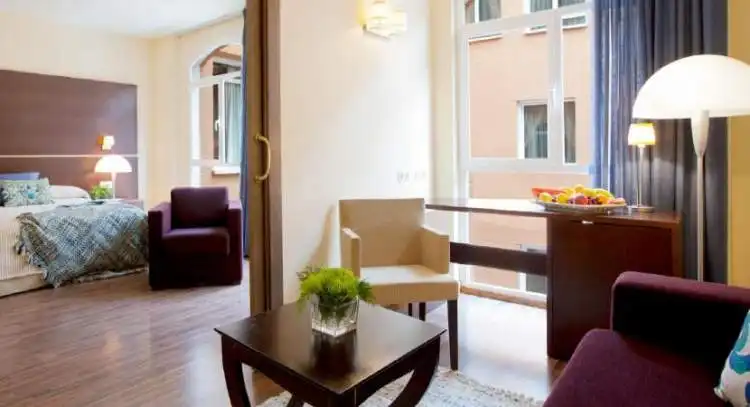 Habitación del Hotel Palacio de los Blasones con suelo de madera