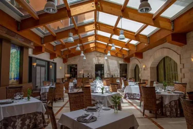 Restaurante La Finca en el patio acristalado del Hotel Palacio de los Blasones