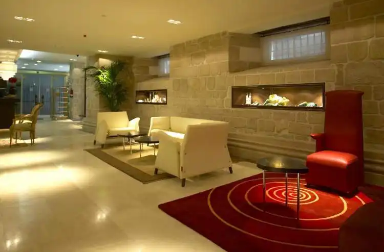 Zona de recepción del Hotel Palacio de los Blasones en Burgos
