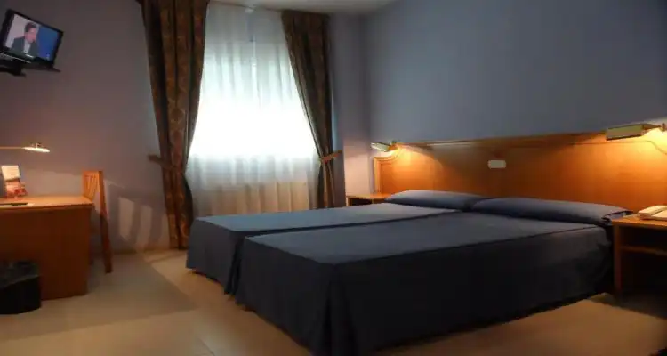 Habitación del Hotel Rey Arturo con TV y escritorio