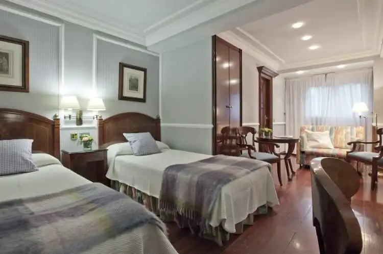 Habitación superior del Hotel Rice Reyes Católicos con ducha de lluvia