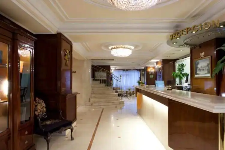 Zona de recepción del Hotel Rice Reyes Católicos, renovada en 2020