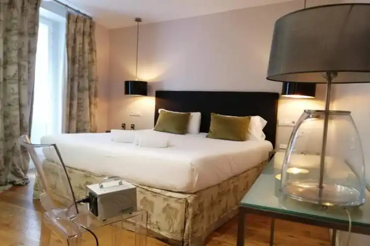 Habitación del Hotel Cuéntame La Puebla en Burgos con decoración moderna