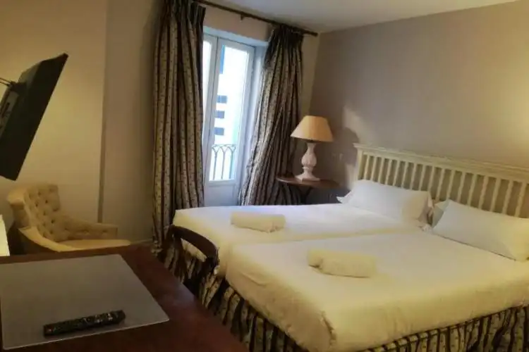 Segunda habitación del Hotel La Puebla con suelo de parquet