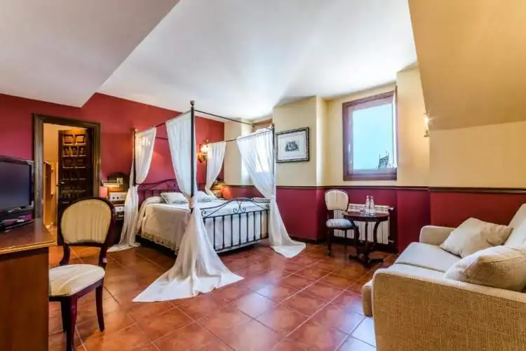 Habitación con salón del Hotel Mesón del Cid