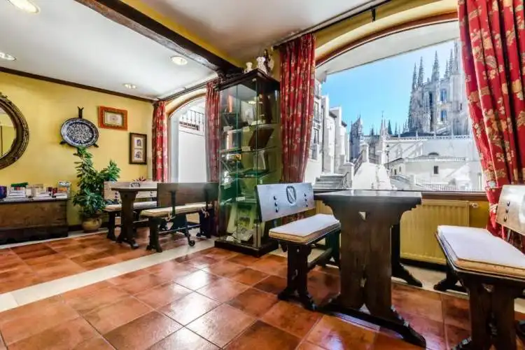Vista del Hotel Mesón del Cid frente a la Catedral de Burgos