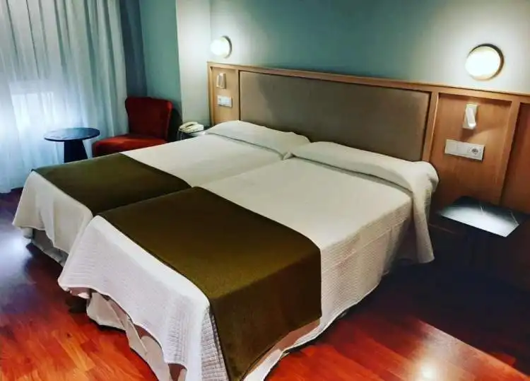 Habitación del Hotel Sercotel Corona de Castilla con suelo de madera