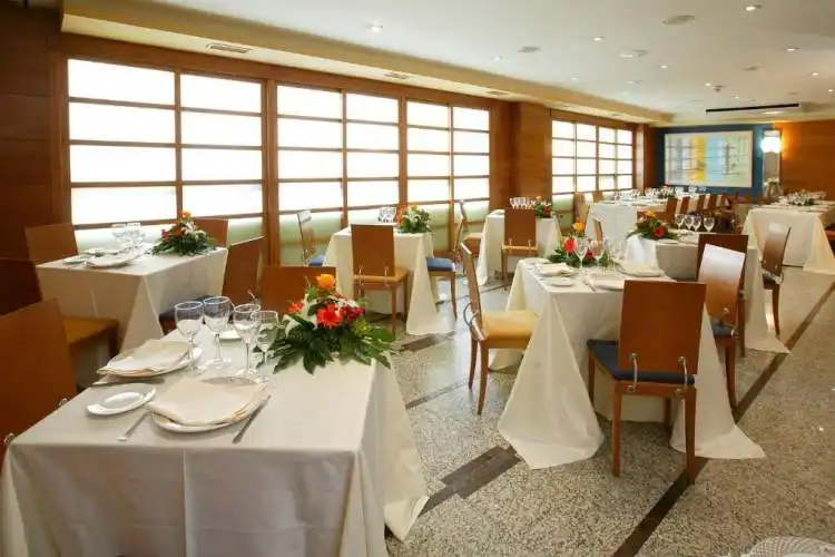 Restaurante del Hotel Sercotel Corona de Castilla con gastronomía burgalesa