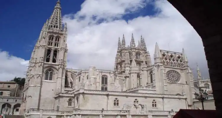 Vista del exterior de la Catedral de Burgos mostrando las torres góticas caladas
