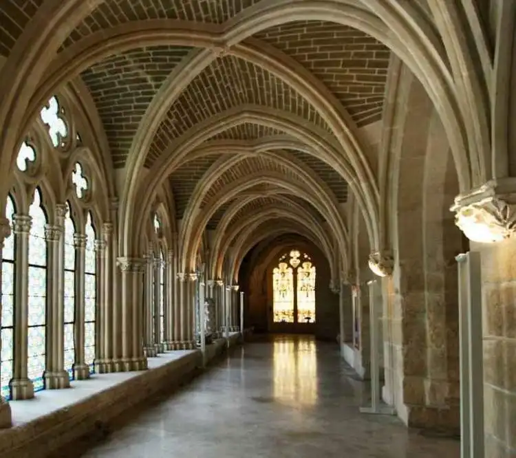 Claustro Bajo de la Catedral de Burgos con sus arcos góticos del siglo XIV