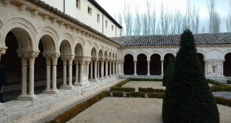 Claustro del Monasterio de Las Huelgas de Burgos con sus arcos de estilo gótico y mudéjar