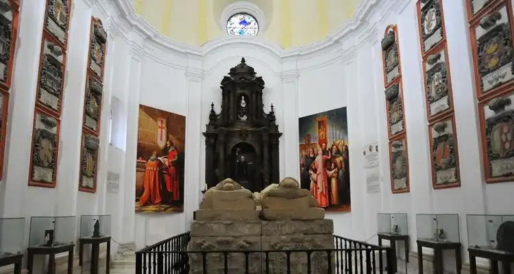 Capilla barroca del Cid con los sepulcros vacíos