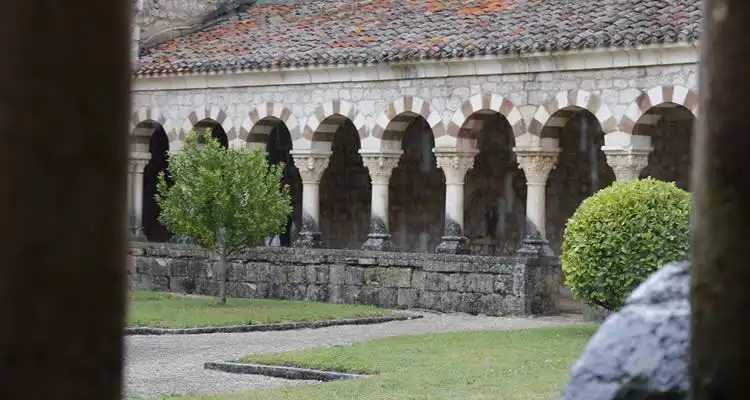 Claustro de los Mártires con sus arcos románicos de colores alternos