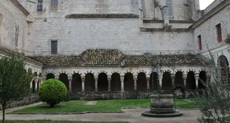 Claustro del Monasterio de San Pedro de Cardeña con sus arcos románicos