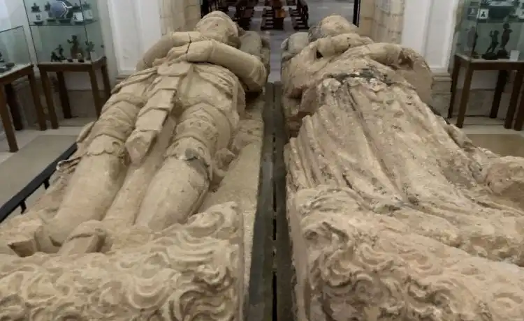 Los sepulcros vacíos del Cid y Doña Jimena en la Capilla del Cid del Monasterio de Cardeña