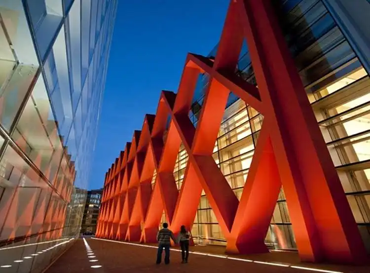 Exterior del Museo de la Evolución Humana de Burgos, con su estructura metálica rojiza y fachadas de cristal
