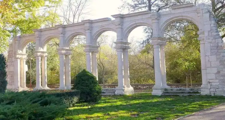 Paseo del Espolón junto al río Arlanzón, el corazón social de Burgos