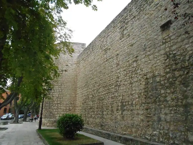 Paseo de los Cubos con los torreones medievales de la muralla de Burgos