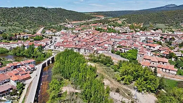 Vista del pueblo medieval de Covarrubias con su torre y arquitectura castellana