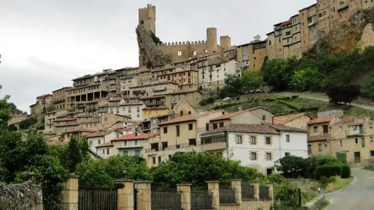 El pueblo medieval de Frías con su castillo sobre el río Ebro